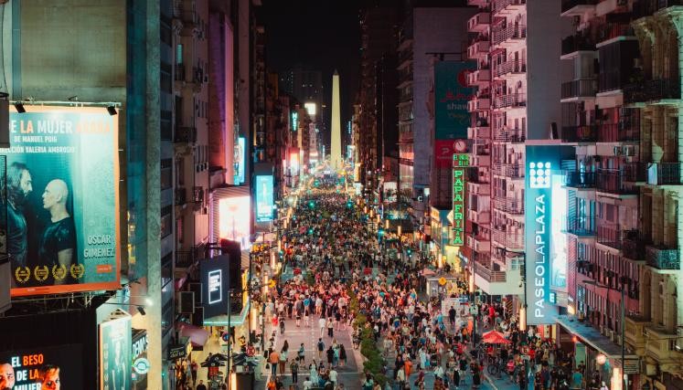 Corrientes 24 hs: comercios hasta las 3 de la madrugada, shows y cine al aire libre en una noche especial