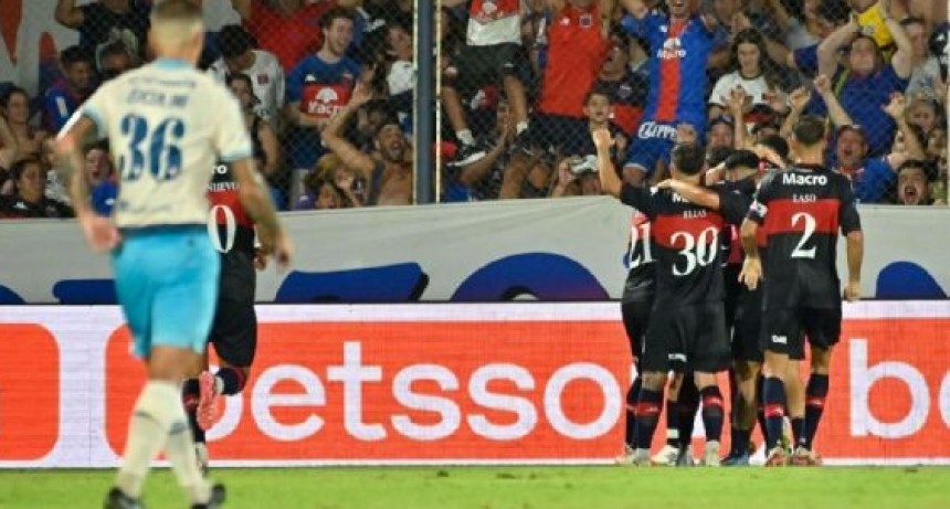 Noche de errores y golpe para Racing: Tigre lo venció 3 a 1 y sigue invicto en el Apertura