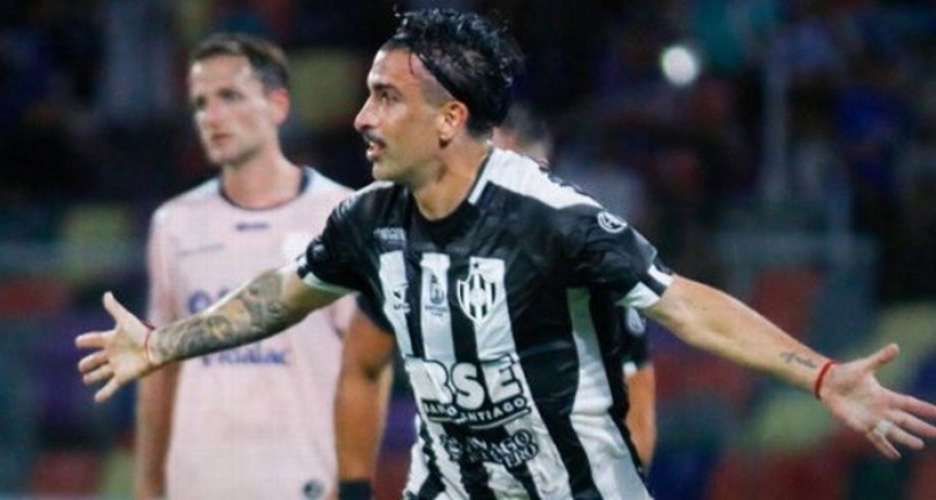 Un cabezazo de Michael Santos le dio a Central Córdoba su primer triunfo en el Apertura
