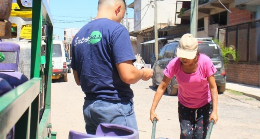 Recarga de garrafas a precio accesible: el Municipio realizó un nuevo operativo en 9 de Abril