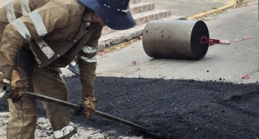 Luis Guillón suma nuevas obras de bacheo y avanza la mejora de calles en el distrito