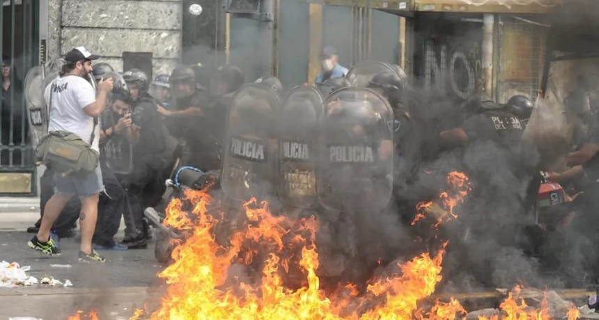 Tensión y gases en el Congreso: el Gobierno confirmó dos detenidos en medio de los incidentes