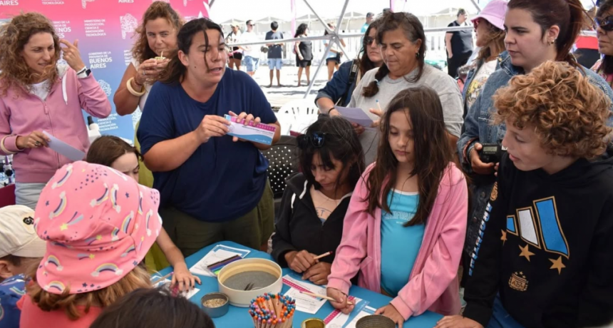Chicos y chicas se convirtieron en “Detectives de Microplásticos” en Miramar junto al CONICET
