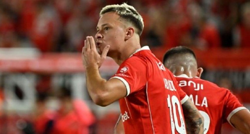 Independiente reaccionó a tiempo y derrotó a Lanús para prenderse en la cima