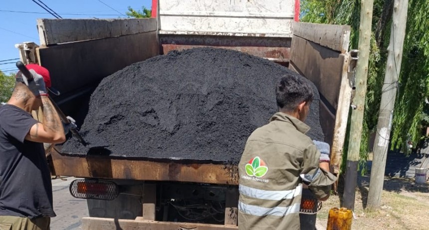 Avanzan las obras en Monte Grande: el Municipio refuerza el bacheo con asfalto caliente