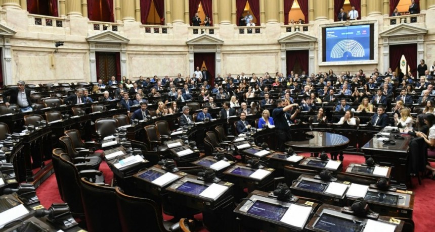 Diputados aprobó la reforma laboral de Milei en medio de protestas y con quórum clave de gobernadores peronistas