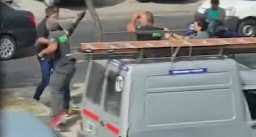 ¡Locura en Castelar! Un roce de camionetas terminó con un conductor en terapia intensiva