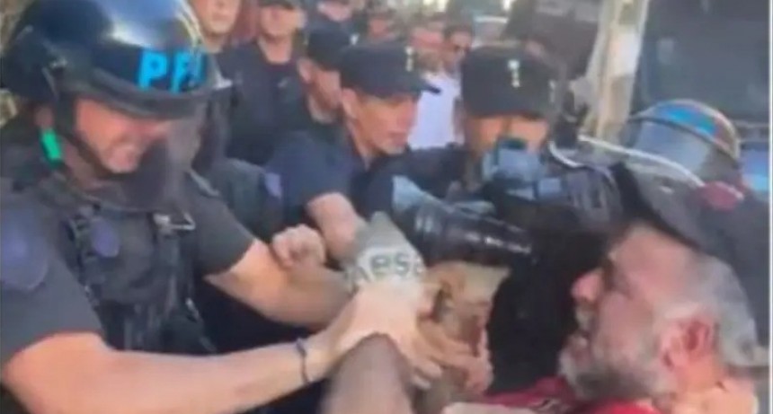 Detuvieron a un camarógrafo en el Congreso y abren sumario al policía: Bullrich tomó distancia del operativo