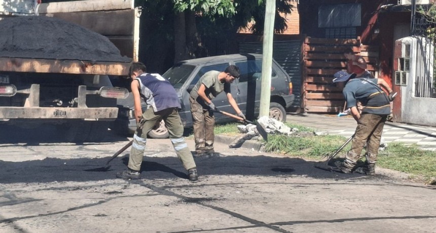 Avanza el plan vial en Esteban Echeverría: nuevos trabajos de bacheo en Monte Grande