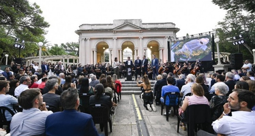 Kicillof puso en marcha la millonaria restauración del Teatro del Lago tras 13 años de cierre