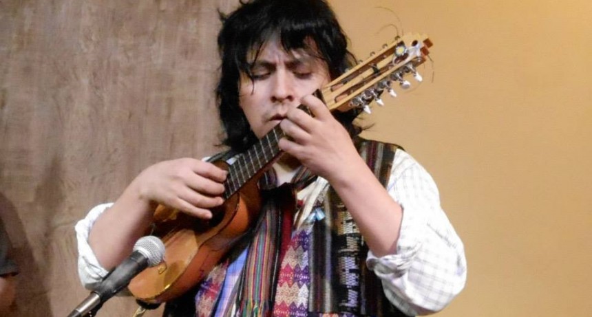 Oscar "el indio" Miranda en el Museo Histórico Sarmiento