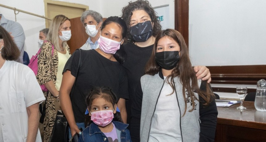 El Ministerio de Salud distribuye audífonos para niñas y niños y adquiere equipos para la pesquisa neonatal auditiva