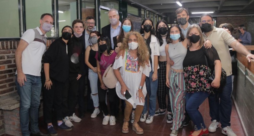 Perczyk y Ghi entregaron libros y netbooks a estudiantes de Morón