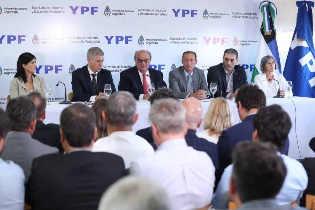 El Gobierno Nacional junto con YPF lanza medidas por $35.000 millones para la industrialización de la cadena del petróleo y gas