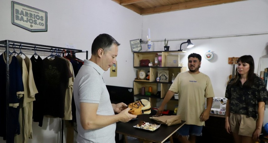 Fernando Gray recorrió un emprendimiento textil de jóvenes
