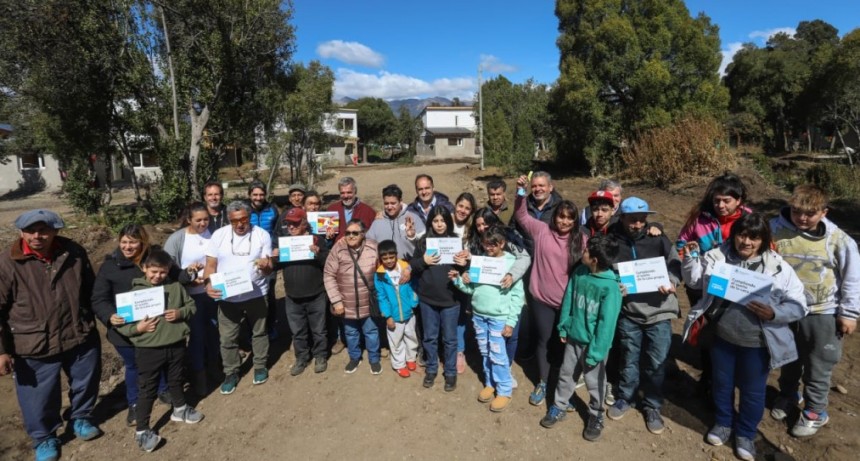 San Martín de los Andes: Maggiotti, Saloniti y Rodríguez entregaron viviendas del Programa Reconstruir