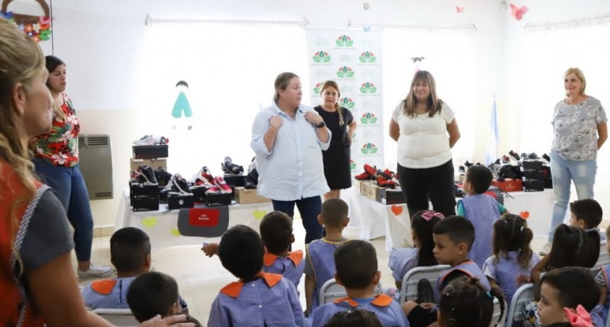 El Municipio realizó una entrega de pintorcitos y zapatillas en Monte Grande Sur