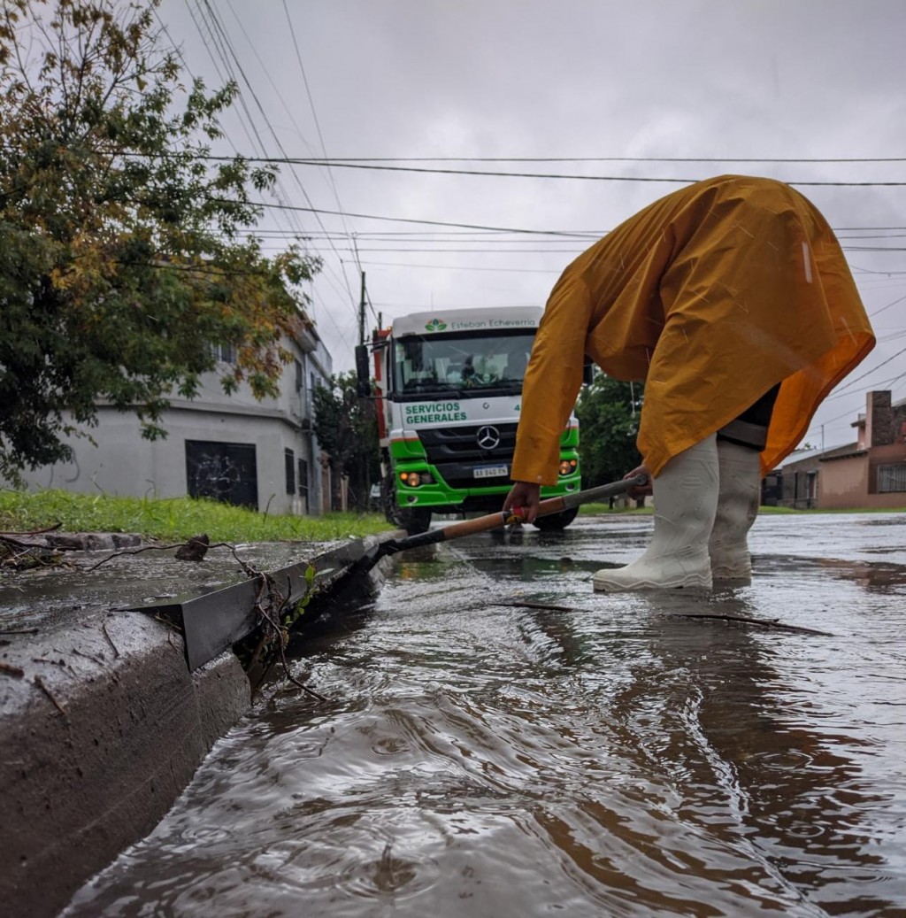 Municipio despliega operativo de saneamiento y asistencia en barrios afectados por fuertes lluvias