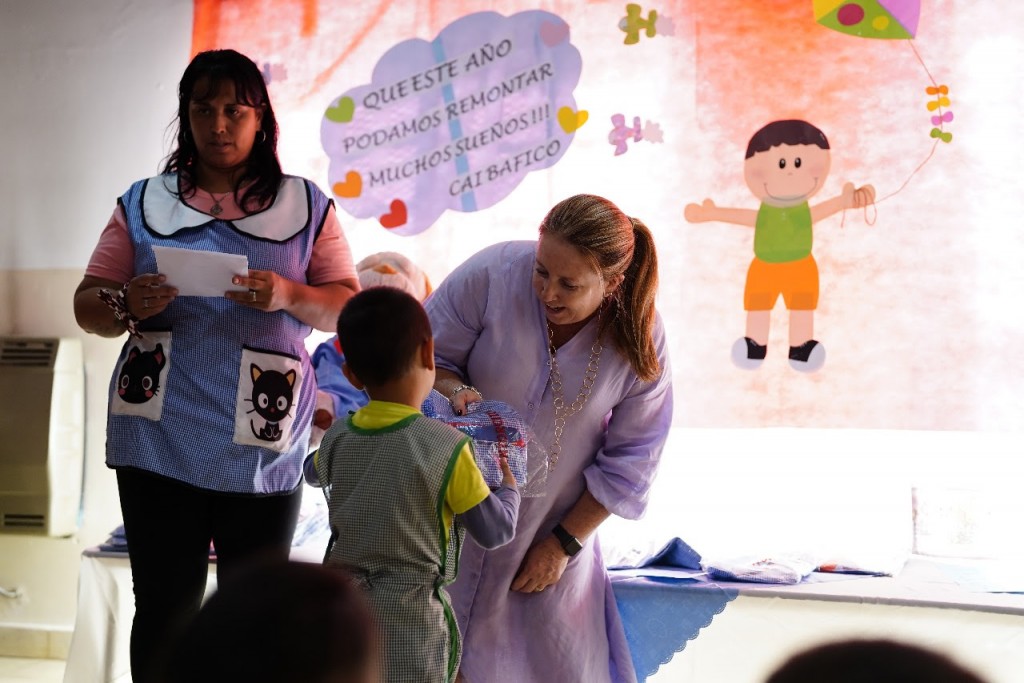 Monte Grande Sur: El municipio obsequia 160 pintorcitos a niños y niñas de la comunidad
