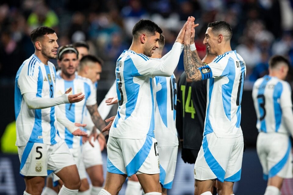 Argentina golea a El Salvador en una actuación a media maquina