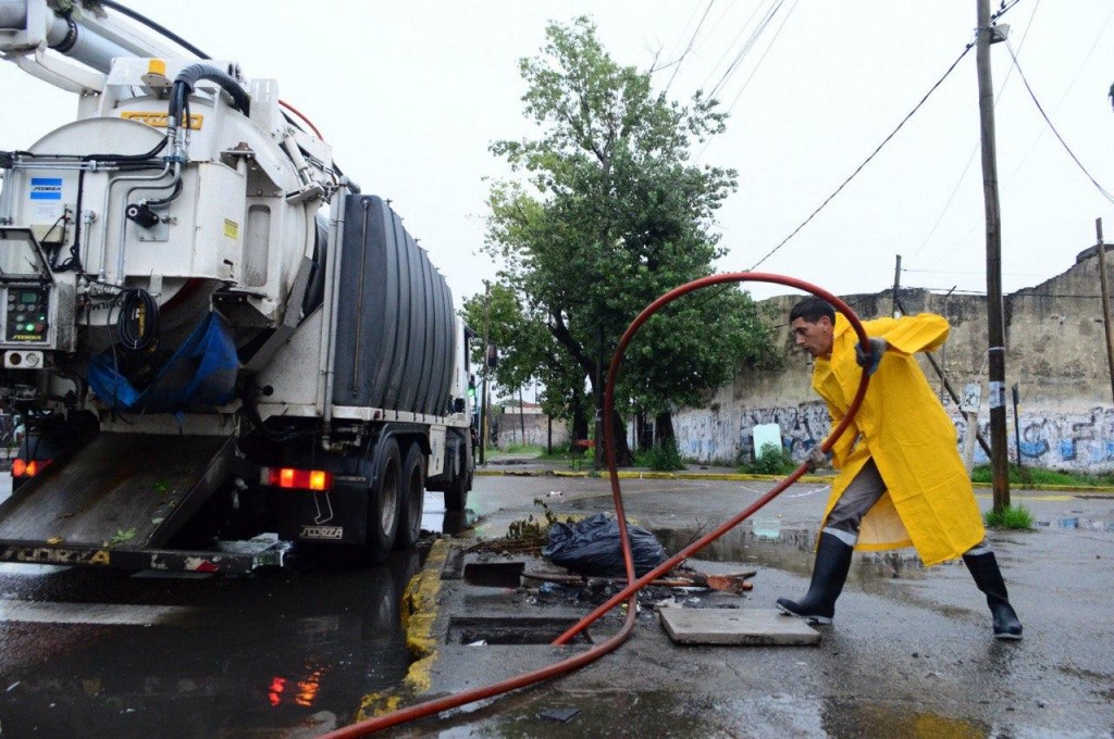 Quilmes refuerza la limpieza de arroyos y sumideros ante las fuertes tormentas