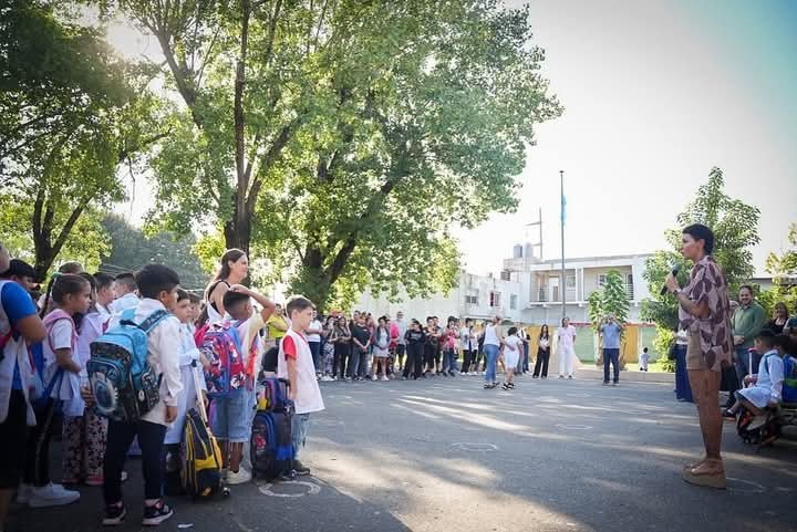 Mayra Mendoza inauguró el ciclo lectivo en Quilmes y entregó kits escolares