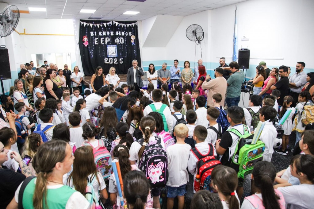 Ferraresi inauguró obras en escuelas de Avellaneda por más de $200 millones en el inicio del ciclo lectivo