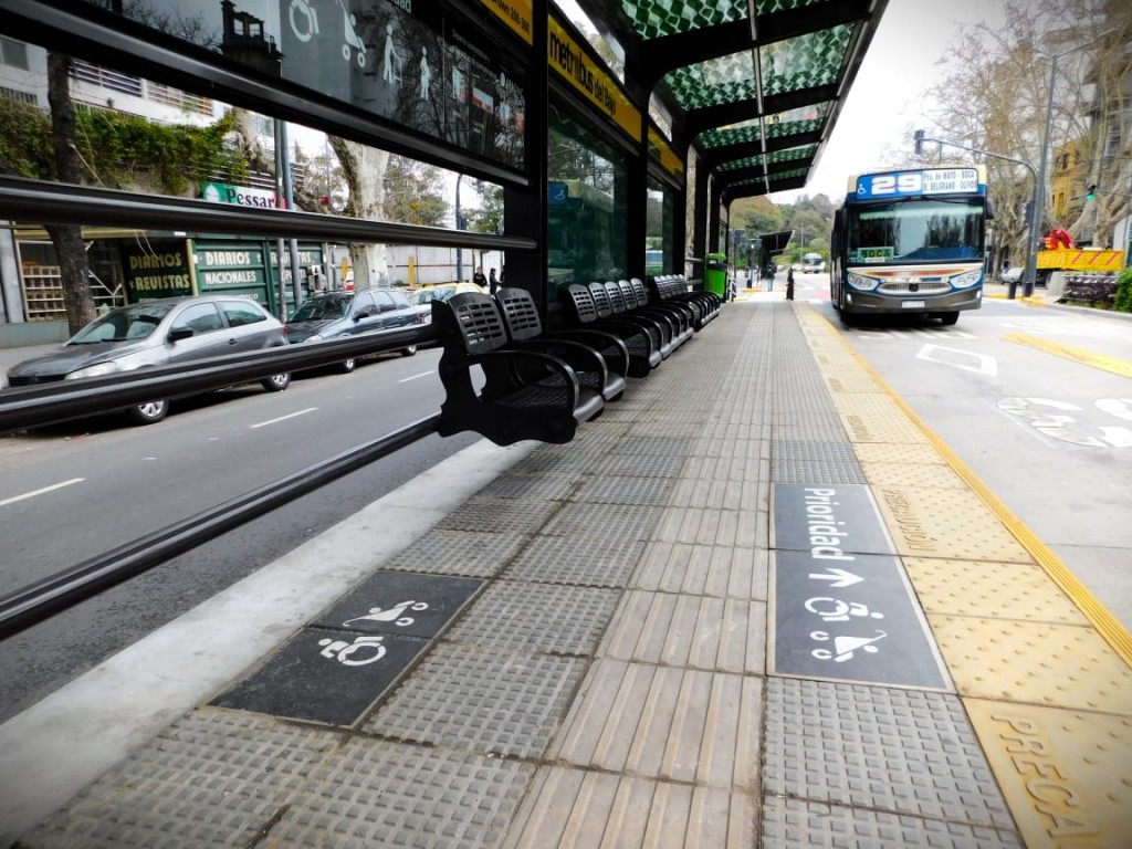 La Ciudad suma pictogramas en colectivos para mejorar la accesibilidad y la inclusión