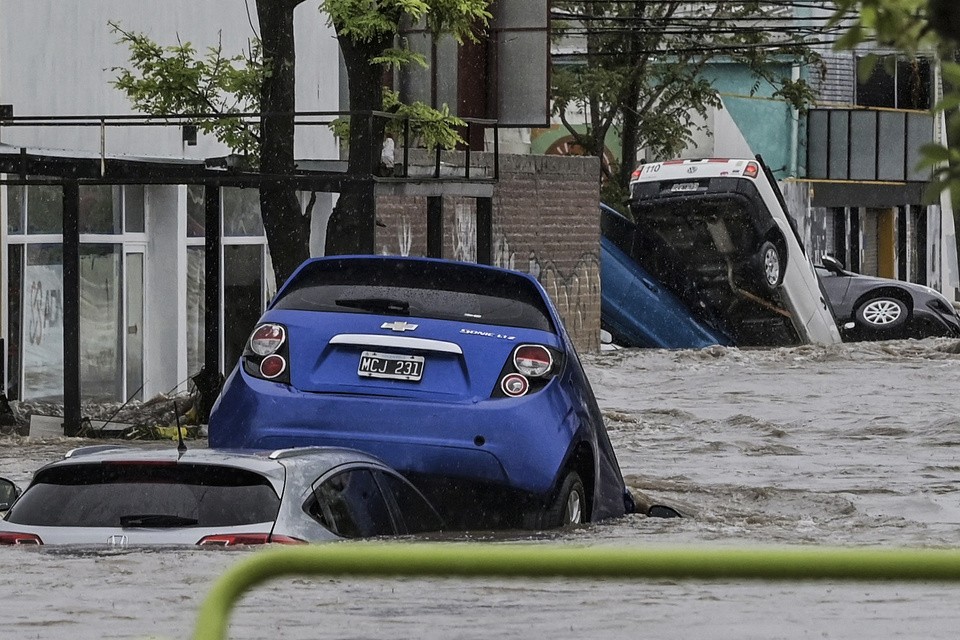 Trágico temporal en Bahía Blanca: al menos diez muertos y más de 1.300 evacuados