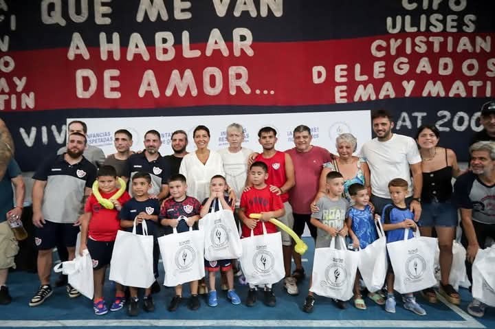 Mayra Mendoza entregó kits escolares a niños y niñas de clubes quilmeños