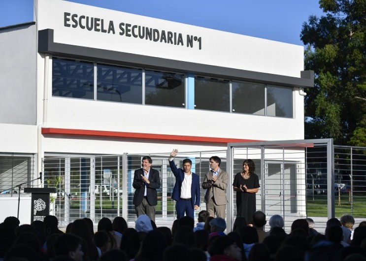 Kicillof inauguró el ciclo lectivo 2025 y un nuevo edificio escolar en Castelli