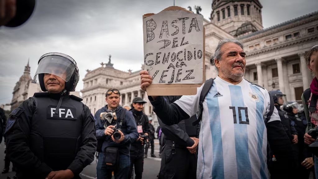 Masiva movilización frente al Congreso contra el ajuste a los jubilados