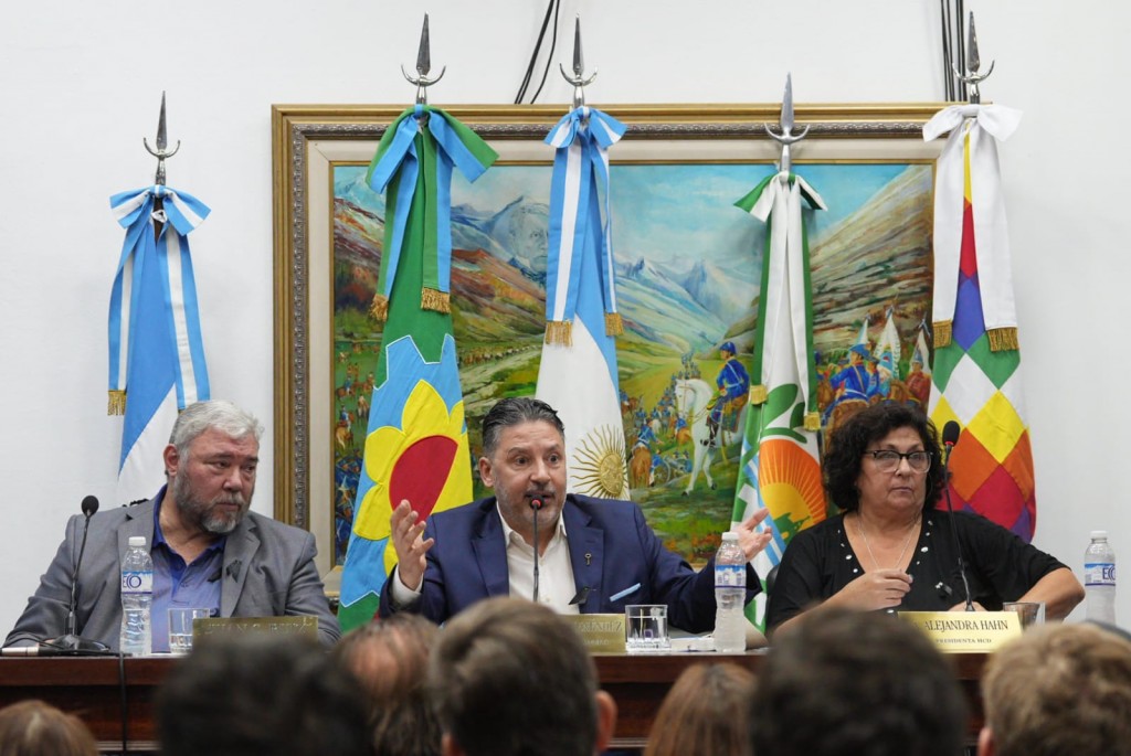 Menéndez inauguró las sesiones en el Concejo Deliberante con un llamado a fortalecer la gestión municipal