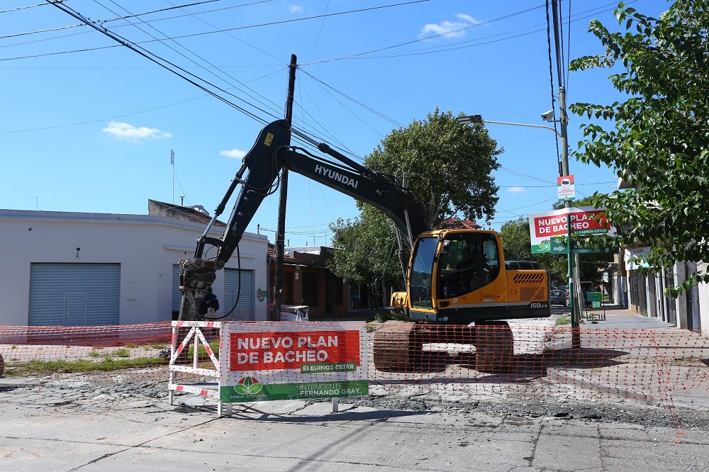 Avanzan las obras de bacheo en hormigón en Luis Guillón