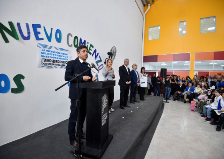 Kicillof inauguró obras en escuelas, entregó escrituras y sumó móviles policiales en Avellaneda