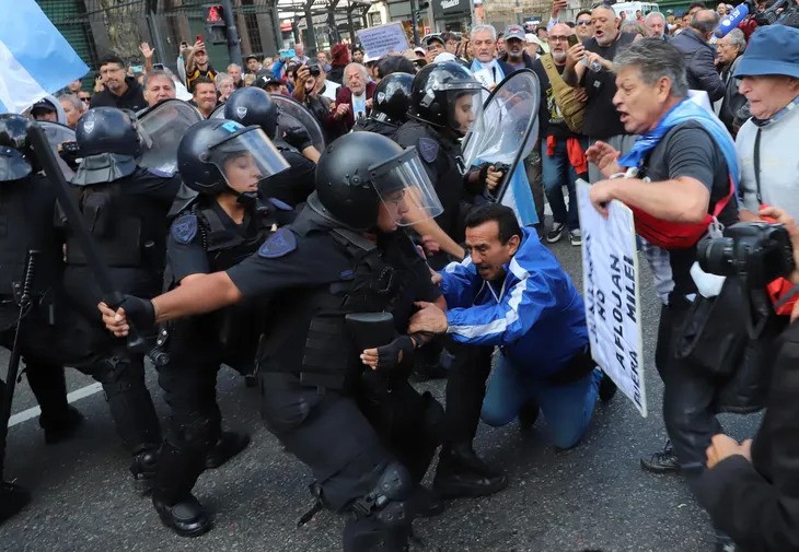 Represión en la protesta de jubilados: un herido grave y más de 150 detenidos