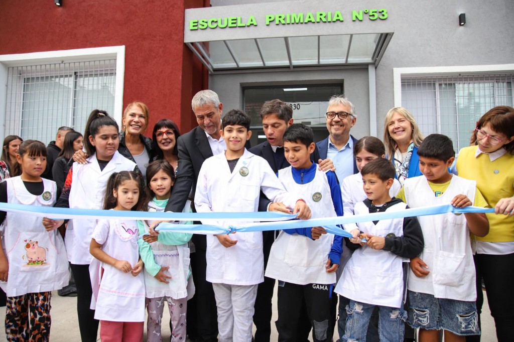 Ferraresi y Kicillof inauguraron obras en escuelas de Avellaneda y reforzaron la inversión en seguridad