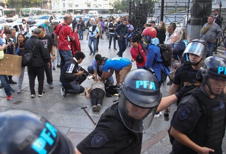 Represión y descontrol en marcha de jubilados