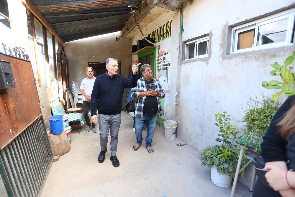 Fernando Gray recorrió un comedor comunitario y entregó equipamiento para fortalecer su labor social