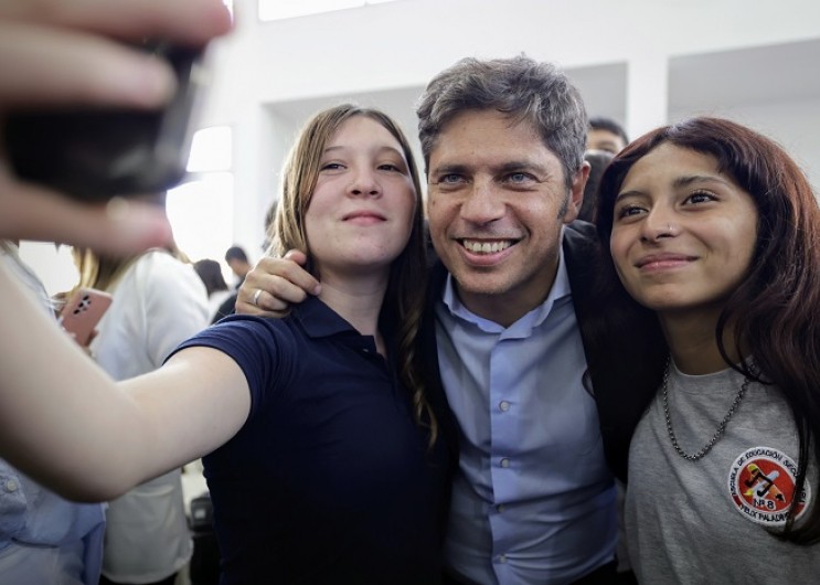 Kicillof inauguró un nuevo edificio escolar en San Andrés de Giles y entregó una ambulancia de alta complejidad