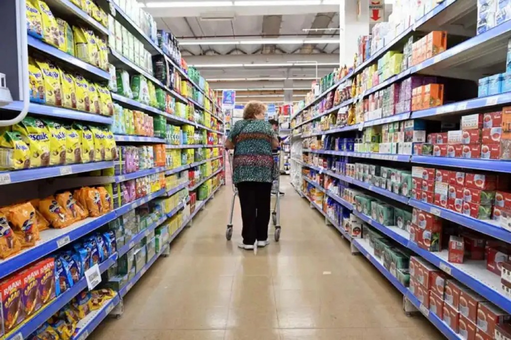 La inflación de febrero fue del 2,4%, se aceleró y alcanzó el 66,9% interanual