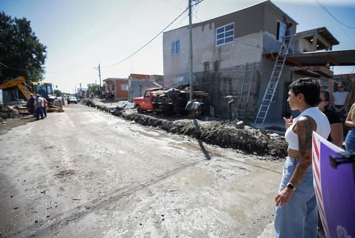 Quilmes: Mayra Mendoza recorrió obras en el barrio Kolynos, incluyendo un nuevo polideportivo y pavimentos