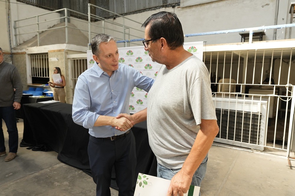 Seguridad jurídica y obras para los vecinos: Gray entregó 83 convenios de escrituración en Monte Grande Sur