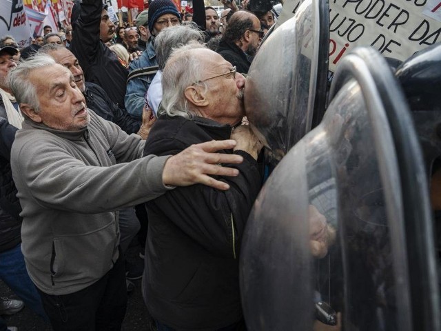 Jubilados vuelven a marchar en medio de un fuerte operativo de seguridad