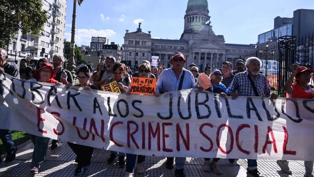 El pueblo copó las calles en defensa de los jubilados y desafió la estrategia de miedo del Gobierno