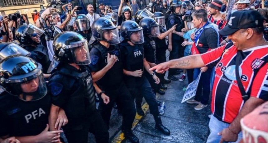 Hinchas de fútbol se suman a la marcha de los jubilados frente al Congreso