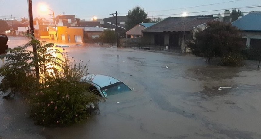 Bahía Blanca bajo el agua: evacuaciones, hospitales colapsados y calles intransitables