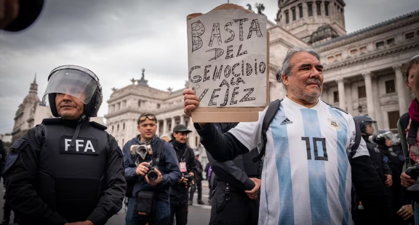 Masiva movilización frente al Congreso contra el ajuste a los jubilados