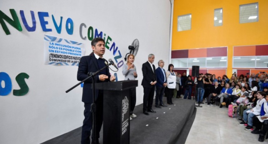 Kicillof inauguró obras en escuelas, entregó escrituras y sumó móviles policiales en Avellaneda
