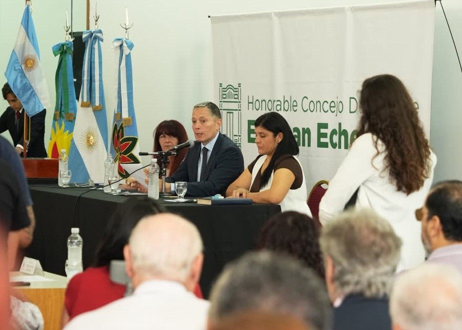 Gray abrió las sesiones 2026 y lanzó una dura advertencia: obras frenadas, crisis industrial y ajuste nacional